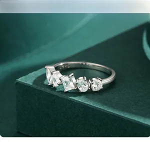 Détail de bague en argent S925 avec zircons de formes variées sur socle en velours