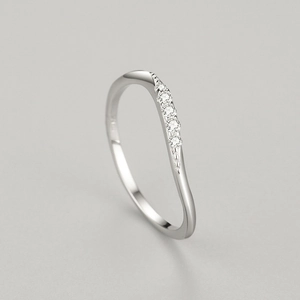 Bague vague élégante en argent sterling 925 avec cinq zircons étincelants sertis