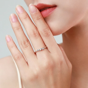 Bague minimaliste en argent sterling S925 avec micro-diamants sur la main