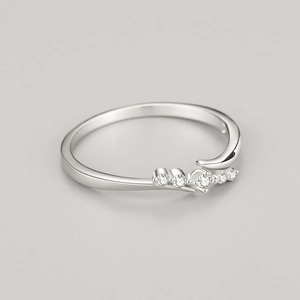 Bague croisée en argent s925 avec cinq zircons étincelants sur un fond gris neutre