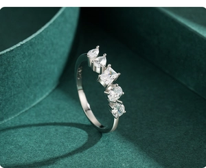 Détail de la bague en argent sterling S925 ornée de cinq zircons aux formes géométriques