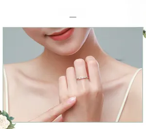 Gros plan sur bague en argent sterling s925 avec zircons scintillants micro-pavés