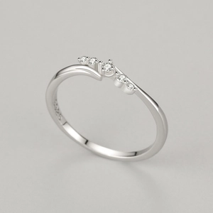 Bague ondulée en argent sterling S925 poli ornée de cinq petits cristaux de zircon