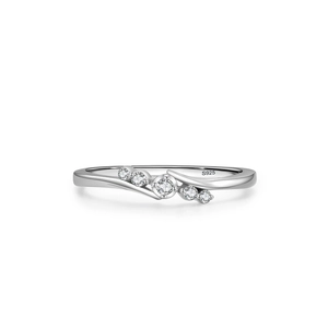 Bague vague en argent sterling S925 avec cinq zircons brillants sur fond blanc pur