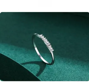 Vue macro d'une bague en argent S925 avec cinq pierres précieuses micro-serties