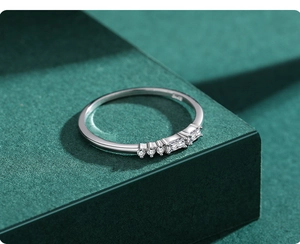 Gros plan du poinçon S925 et de l'incrustation de zircon géométrique sur la bague en argent
