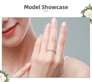 Nahaufnahme eines minimalistischen s925 Silber-Pavé-Rings mit Zirkonia am Finger