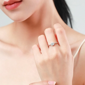 Elegant S925 sterling silver ring featuring a round cluster of sparkling zircon diamonds