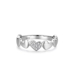 Bague cœur en argent sterling S925 avec pavé de zircones sur fond blanc pur