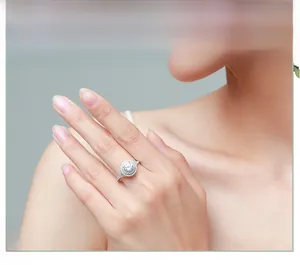 Detail eines s925 Silberrings mit 5 Karat rundem Simulationsdiamant und Doppelhalo