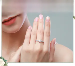 Vue détaillée de la bague taille marquise avec pavé de diamants sur la main du mannequin