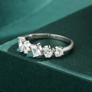 Bague en argent sterling 925 avec zircons de taille émeraude et marquise sur velours vert