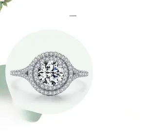 Makroaufnahme von 5ct Diamantring mit Doppel-Halo und Pavé-Schiene in Silber-Optik