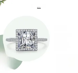 Vue détaillée d'une bague halo carrée avec pierre taille radiant et anneau pavé