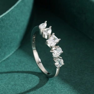 Bague en argent sterling S925 avec cinq pierres blanches asymétriques sur fond vert