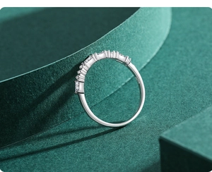 Makroaufnahme eines S925 Sterlingsilberrings mit einer minimalistischen Reihe aus Kristallen