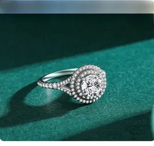 Makro-Detail des 5 Karat Moissanit-Rings mit doppelter Umrandung und geteilter Ringschiene