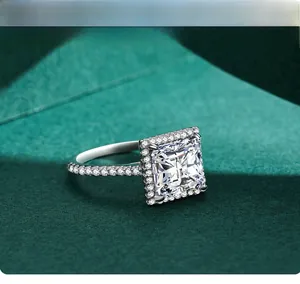 Gros plan d'une bague halo avec diamant taille coussin et anneau serti de pavés