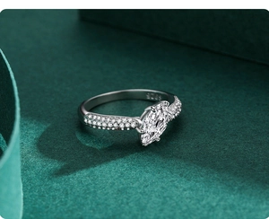 Gros plan sur bague en argent S925 avec pierre marquise et pavage de micro-diamants