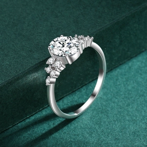 Elegant S925 sterling silver ring with a round zircon stone and gradient side diamonds