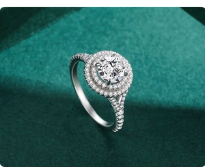 Seitenansicht eines luxuriösen 5-Karat-Silberrings mit doppeltem Halo und Brillantschliff