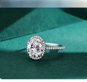 Gros plan sur bague en argent S925 avec halo ovale et diamants simulés étincelants