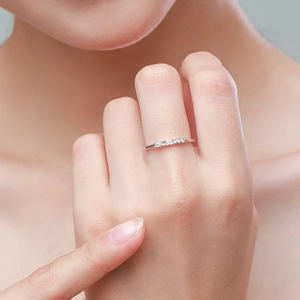 Bague minimaliste en argent sterling S925 avec cinq zircons étincelants sertis micro
