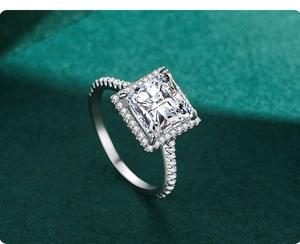 Macro d'une bague en diamant carré avec halo et pavage de pierres sur anneau en argent