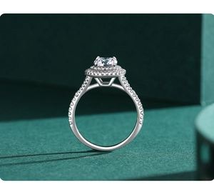Makroaufnahme eines 5-karätigen Kissenschliff-Diamantrings mit Doppelhalo in Silber