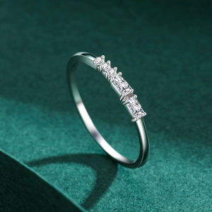 Bague élégante en argent S925 avec zircons cubiques étincelants carrés et ronds