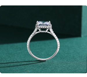 Vue latérale de la bague avec pierre rectangulaire et halo de diamants sertis