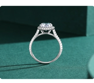 Vue latérale de la bague en argent s925 avec un grand diamant simulé rond serti en halo