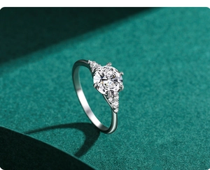 Macro side view of a S925 silver ring featuring a 1ct round-cut diamond and side stones