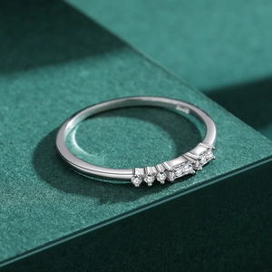Bague élégante en argent sterling S925 avec zircons cubiques ronds et baguettes alternés