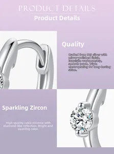 Vue macro détaillée de boucles d'oreilles en argent S925 avec zircons de taille ronde