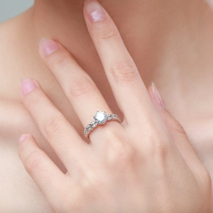 S925 sterling silver 1 carat simulated diamond ring with woven band and six-prong setting