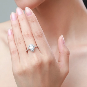 Luxurious S925 sterling silver pear-cut halo engagement ring with 3 carat simulated diamond