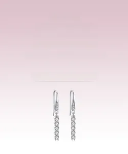 Détail de boucles d'oreilles pendantes en argent S925 avec zircons scintillants de luxe