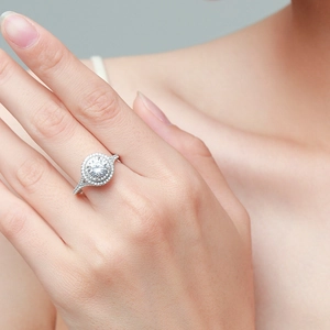 Eleganter S925 Sterlingsilber Doppel-Halo-Verlobungsring mit einem 5-Karat-Zentralstein