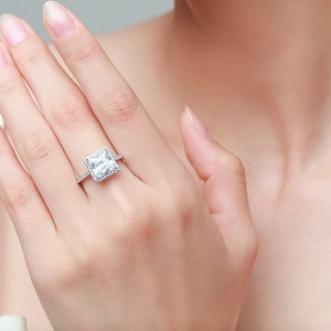 Bague en argent S925 avec diamant carré, design halo et sertissage pavé pour femme