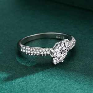 Bague élégante en argent S925 avec pierre taille marquise et pavé de diamants brillants