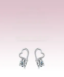 Vue détaillée des puces d'oreilles cœur évidé en argent S925 avec pierres rondes brillantes