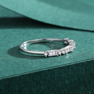 Minimalistischer s925 Silberring mit abwechselnd Baguette- und Rundschliffsteinen