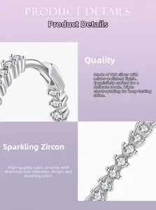 Makro-Detail von S925 Silber Creolen mit Zirkonia und spiegelnder Oberfläche