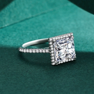 Bague halo carrée en argent S925 avec diamant de synthèse dans un écrin vert luxueux
