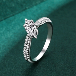 Bague élégante en argent 925 avec coupe marquise et triple pavé de diamants sur velours vert