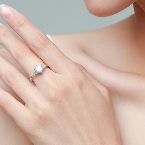 Elegant s925 silver 1 carat diamond ring featuring round cut stone and claw setting
