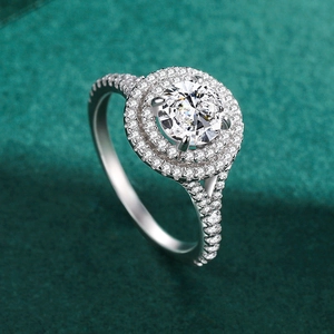Klassischer S925 Silberring mit 5 Karat Solitär auf grünem Samt für die Hochzeit