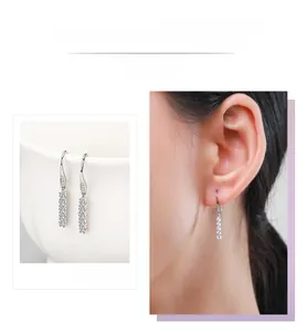 Gros plan de boucles d'oreilles en argent S925 avec zircons et photo du modèle portant