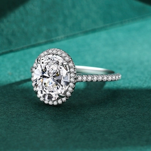 Bague luxueuse en argent S925 avec diamant ovale et halo sur velours vert